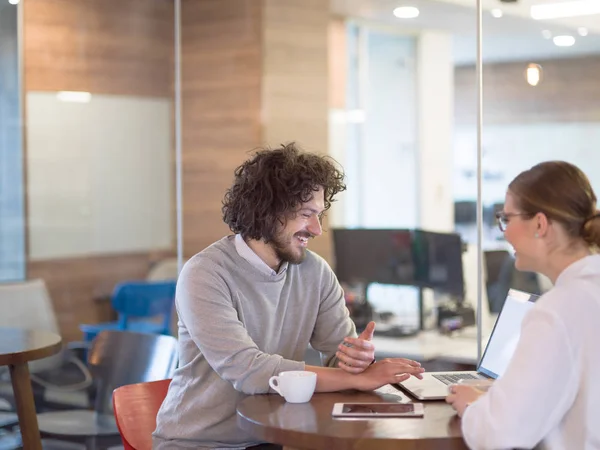 Startup Business team Travailler avec un ordinateur portable dans un bureau créatif — Photo