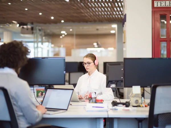 Business woman using a laptop in startup office — стоковое фото