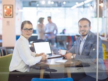 yaratıcı Office Başlangıç iş takım çalışma ile dizüstü