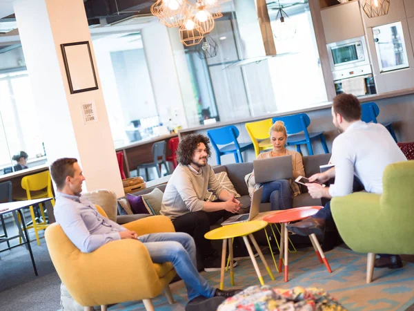 Startup Business Team на нараді в сучасному офісному будинку — стокове фото
