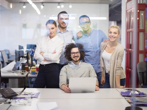 Portret van succesvolle zakenmensen — Stockfoto