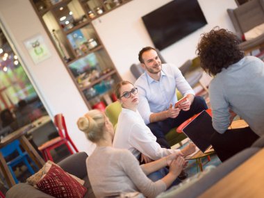 Modern ofis binasında Girişim İş Takımı Toplantısı