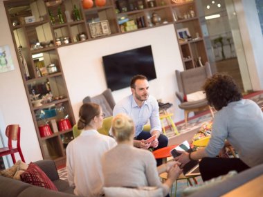 Modern ofis binasında Girişim İş Takımı Toplantısı