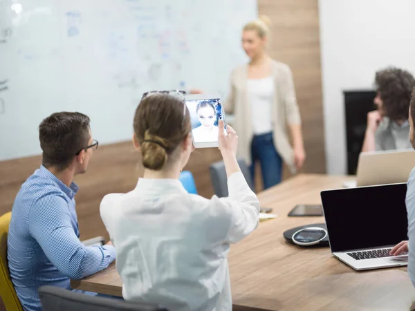 Startup Business Team na setkání v moderní kancelářské budově — Stock fotografie