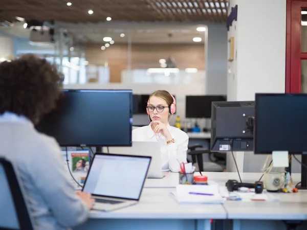 Business woman using a laptop in startup office — стоковое фото