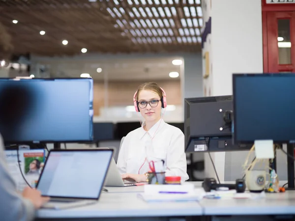 Empresária usando um laptop no escritório de inicialização — Fotografia de Stock