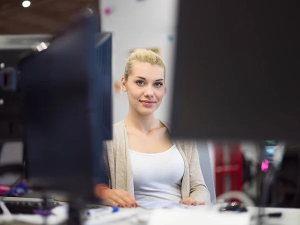 Businesswoman using a laptop in startup office — Stock Photo, Image