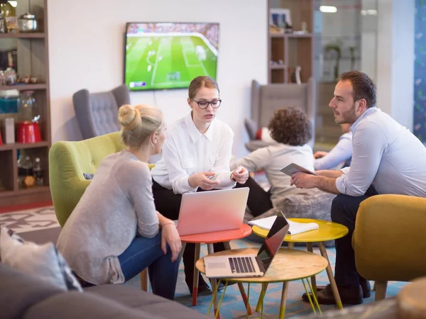 Startup Business Team Em uma reunião no prédio de escritórios moderno — Fotografia de Stock