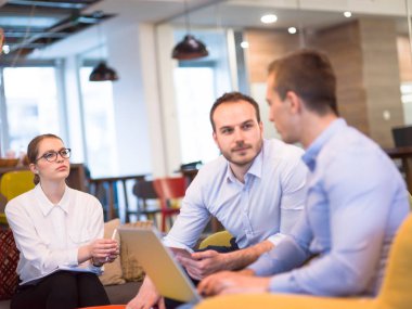 Modern ofis binasında Girişim İş Takımı Toplantısı