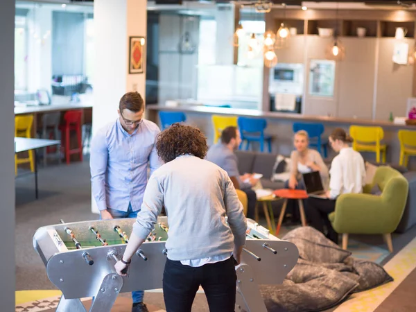Office människor njuter av tabell fotbollsmatch — Stockfoto