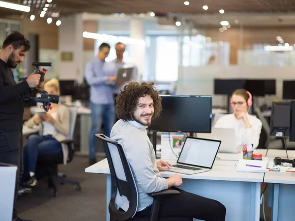 Uomo d'affari che lavora con un computer portatile in ufficio startup — Foto Stock