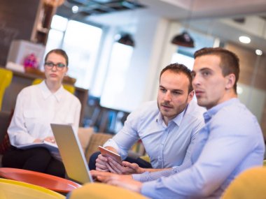 Modern ofis binasında Girişim İş Takımı Toplantısı