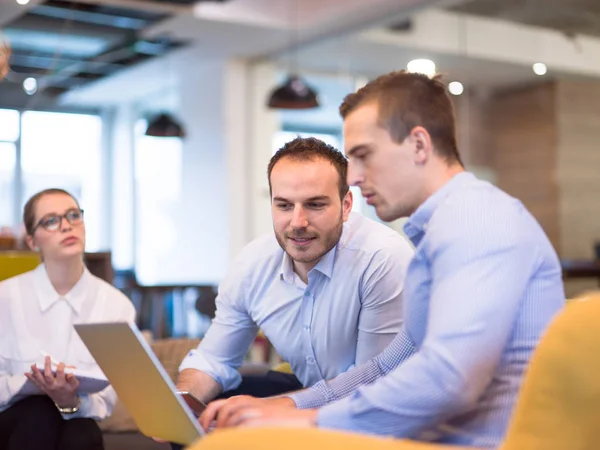 Startup Business Team na setkání v moderní kancelářské budově — Stock fotografie