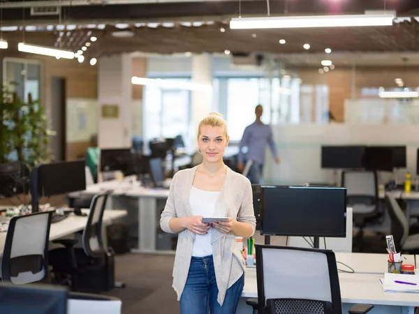 Επιχειρήσεων γυναίκα χρησιμοποιώντας ψηφιακή δισκίο μπροστά από την εκκίνηση του Office — Φωτογραφία Αρχείου