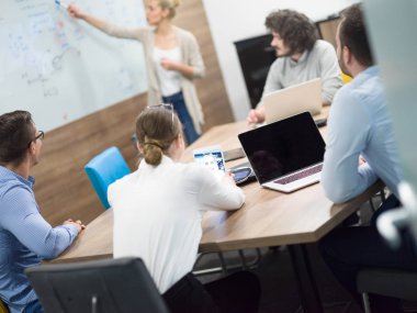 Başlangıç iş takım toplantısı 