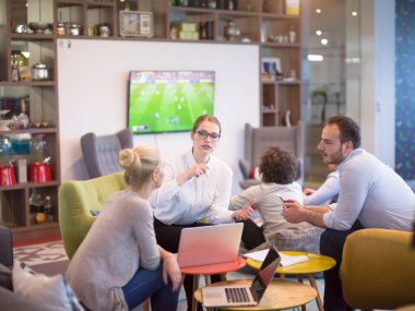 Modern ofis binasında Girişim İş Takımı Toplantısı