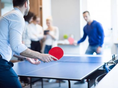 başlangıç iş takım ping pong tenis oynamaya