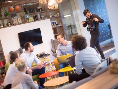 Modern ofis binasında Girişim İş Takımı Toplantısı