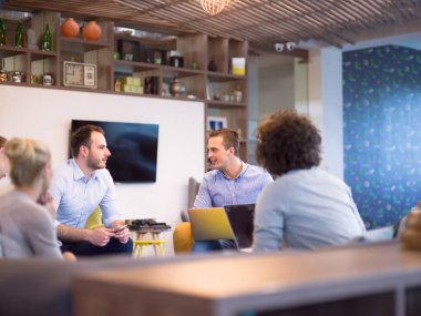 Modern ofis binasında Girişim İş Takımı Toplantısı