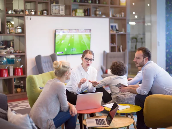 L'équipe de démarrage d'entreprise à une réunion dans un immeuble de bureaux moderne — Photo