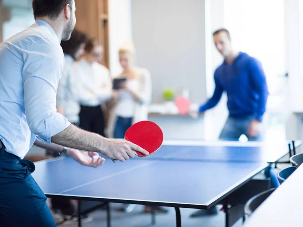 Стартап бізнес команда грає в теніс пінг-понг — стокове фото