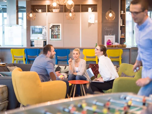 L'équipe de démarrage d'entreprise à une réunion dans un immeuble de bureaux moderne — Photo