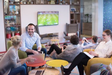 Modern ofis binasında Girişim İş Takımı Toplantısı