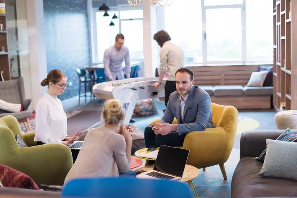 Стартап бизнес-команда на встрече в современном офисном здании — стоковое фото