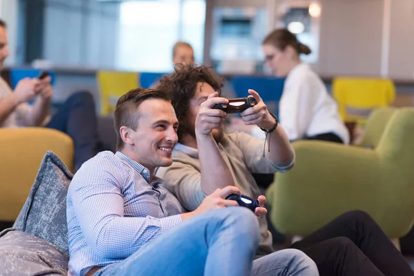Opstarten Office werknemers Playing computerspelletjes — Stockfoto