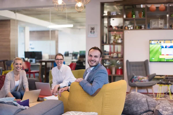 Startup Business Team ad un meeting in un moderno edificio per uffici — Foto Stock