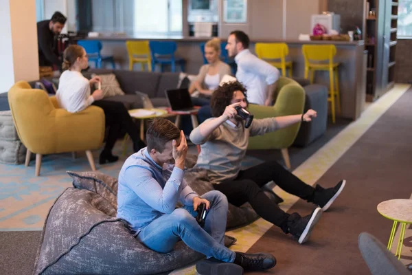 Startup Oficina Trabajadores Jugando juegos de ordenador —  Fotos de Stock