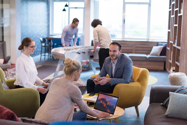 L'équipe de démarrage d'entreprise à une réunion dans un immeuble de bureaux moderne — Photo