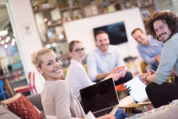 Startup Business Team op een bijeenkomst in een modern kantoorgebouw — Stockfoto