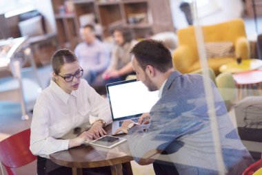 İş takım çalışma ile dizüstü yaratıcı Office