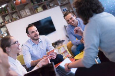 Modern ofis binasında Girişim İş Takımı Toplantısı