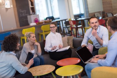 Modern ofis binasında Girişim İş Takımı Toplantısı