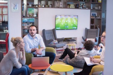 Modern ofis binasında Girişim İş Takımı Toplantısı