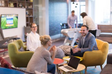 Modern ofis binasında Girişim İş Takımı Toplantısı