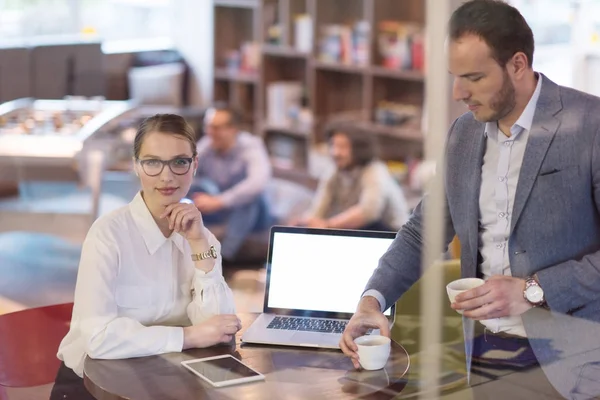 Uruchamiania biznesowych zespołu pracy z laptopa w biurze creative — Zdjęcie stockowe