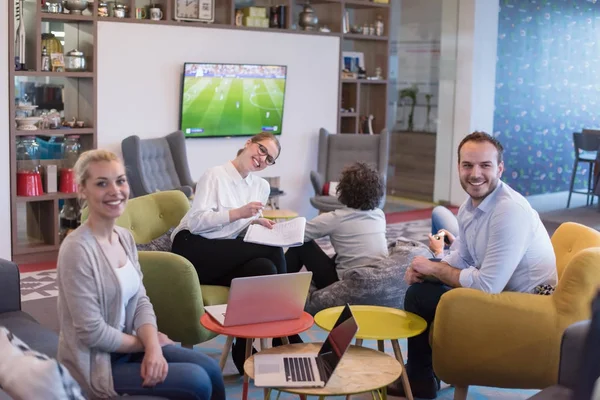 Startup Business Team la o întâlnire în clădirea modernă de birouri — Fotografie, imagine de stoc