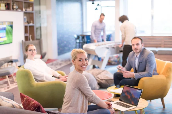 Startup Business Team na setkání v moderní kancelářské budově — Stock fotografie