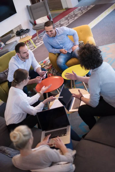 Startup Business Team Em uma reunião no prédio de escritórios moderno — Fotografia de Stock