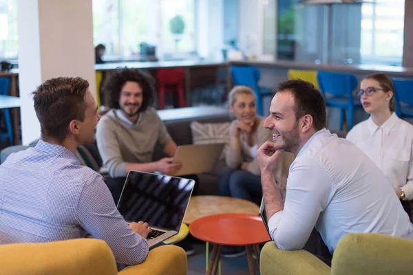 Startup Business Team Em uma reunião no prédio de escritórios moderno — Fotografia de Stock