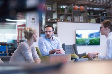 Modern ofis binasında Girişim İş Takımı Toplantısı