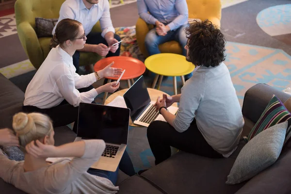 L'équipe de démarrage d'entreprise à une réunion dans un immeuble de bureaux moderne — Photo