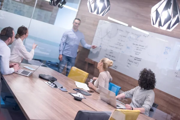 Startup Business Team ad un meeting in un moderno edificio per uffici — Foto Stock