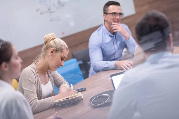 Startup Business Team na setkání v moderní kancelářské budově — Stock fotografie