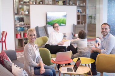 Modern ofis binasında Girişim İş Takımı Toplantısı