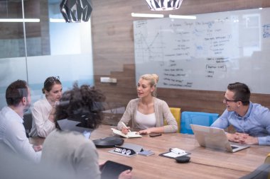 Modern ofis binasında Girişim İş Takımı Toplantısı