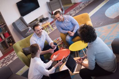 Modern ofis binasında Girişim İş Takımı Toplantısı